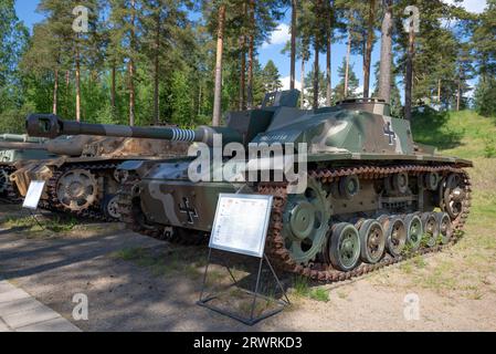 PAROLA, FINNLAND - 10. JUNI 2017: Deutsche Selbstfahrlafette SD.Kfz. 142 (StuG III Ausf.G) Modell 1943. Außenausstellung des gepanzerten Fahrzeugs Stockfoto