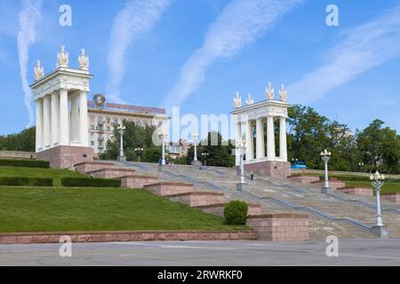 WOLGOGRAD, RUSSLAND - 15. JUNI 2023: Die zentrale Haupttreppe auf dem Damm von Wolgograd an einem Junitag Stockfoto
