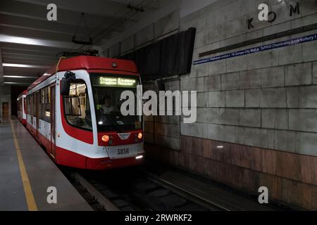 WOLGOGRAD, RUSSLAND - 15. JUNI 2023: Ankunft der Hochgeschwindigkeitsbahn am Bahnhof Komsomolskaya Stockfoto