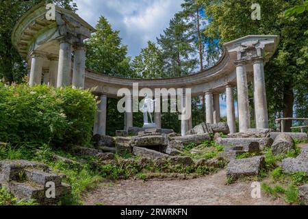 PAWLOWSK, RUSSLAND - 10. JULI 2023: Blick auf die alte Kolonnade von Apollo an einem Julitag. Pavlovsk Palace Park. Stadtviertel St. Petersburg Stockfoto