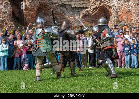 SHLISSELBURG, RUSSLAND - 29. JULI 2023: Wiederaufbau der Schlacht mittelalterlicher schwer bewaffneter Fußsoldaten. Historisches Festival „Epic Island-2023“. Oder Stockfoto