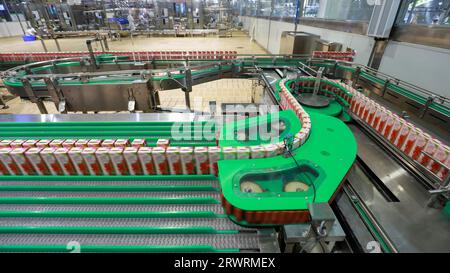 LUANNAN COUNTY, China - 23. Mai 2022: Automatische Produktionslinie von Mengniu Dairy Co., Ltd, Nordchina Stockfoto