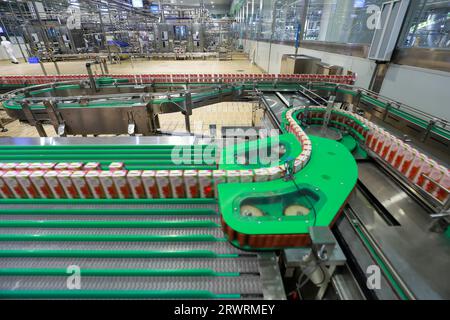 LUANNAN COUNTY, China - 23. Mai 2022: Automatische Produktionslinie von Mengniu Dairy Co., Ltd, Nordchina Stockfoto