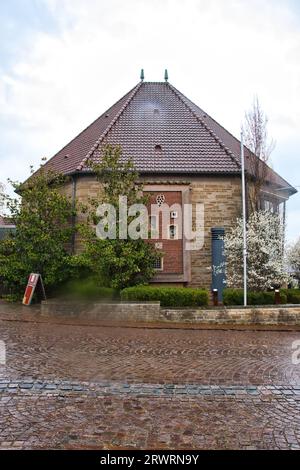 Schweigen-Rechtenbach, Deutschland - 5. April 2021: Gebäude in Schweigen Rechtenbach, Deutschland an einem regnerischen Frühlingstag. Stockfoto