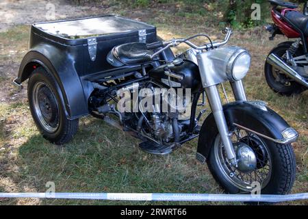 Bordeaux, Frankreich - 09 18 2023 : Harley-Davidson Servi-Car Logo Text und Markenschild Tank schwarz alte Oldtimer Motorrad Stockfoto