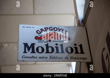 Bordeaux, Frankreich - 09 18 2023 : Mobiloil Gas Station Gargoyle-Zeichen und Markenlogo auf der Wandfassade Stockfoto