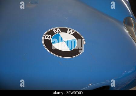Talmont, Frankreich - 09 12 2023 : BMW Logo Marke und Textschild auf Rennwagen Oldtimer Vintage Siebziger Jahre Retro-Front Fahrzeug Haube Gesicht Stockfoto