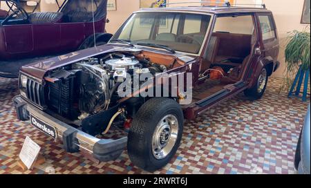 Talmont, Frankreich - 09 12 2023 : Jeep cherokee Cutaway Car Model Subcompact Crossover SUV in Frankreich klassisches Museumsfahrzeug in talmont vendee france Stockfoto