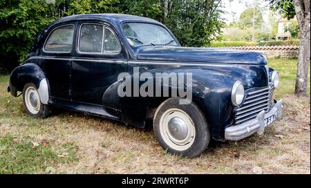 Bordeaux, Frankreich - 09 18 2023 : Peugeot 203 Black Retro Car Outdoor Sixties french Popular Vehicle Stockfoto