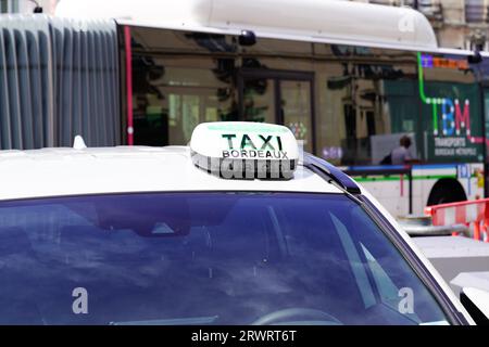 Bordeaux, Frankreich - 09 12 2023 : Taxi Dach Auto französisch bordeaux Textschild in frankreich Stadt am Tag Stockfoto