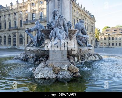 Walther von der Vogelweide Skulptur auf den Frankoniabrunnen auf der Ehrenhof-Seite, vor der Würzburger Residenz, UNESCO Weltkulturerbe Würz Stockfoto