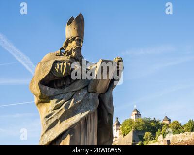 St. Bruno, heiligenstatue, Alte Mainbrücke, Festung Marienberg, Würzburg, Unterfranken, Franken, Bayern, Deutschland, Europa Stockfoto