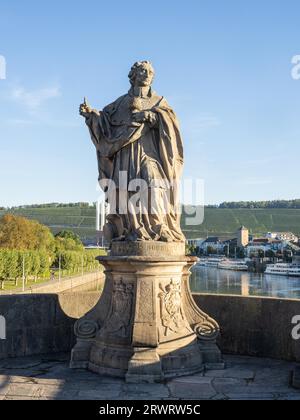 Skulptur, Saint Charles Borromeo, Kardinal, Bischof von Mailand, Alte Hauptbrücke, Würzburg, Unterfranken, Franken, Bayern, Deutschland, Europa Stockfoto