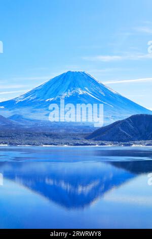 Mt. Fuji im Neuschnee spiegelt sich auf dem Motosu-See wider Stockfoto