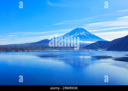 Mt. Fuji im Neuschnee spiegelt sich auf dem Motosu-See wider Stockfoto