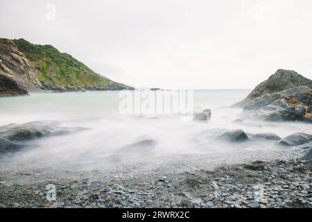 Ein malerischer Blick auf die felsige Küste entlang der Tunnelstrände in Ilfracombe, England mit einer atemberaubenden Aussicht Stockfoto