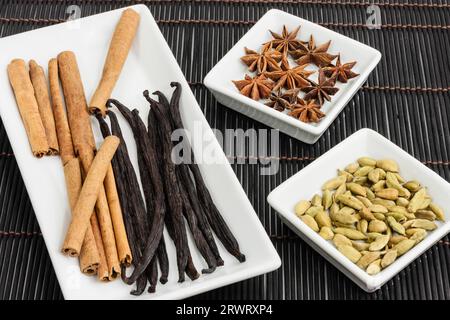 Kardamom, Zimtstangen, Vanilleschoten, Sternanis, Vanilleschoten, Zimtstab, Kardamom und Sternanis Stockfoto