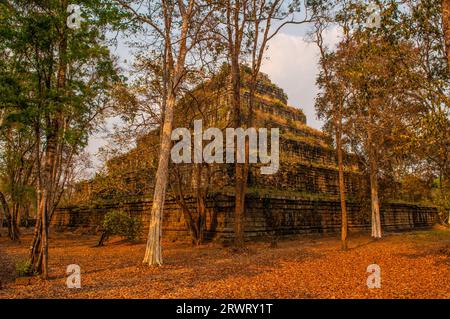 Die siebenstufige Pyramide namens Prasat Prang, Prasat Thom (Prasat Kompeng), Koh Ker, Provinz Preah Vihear, Kambodscha. © Kraig Lieb Stockfoto