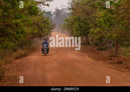 Motorradfahrt auf einer unbefestigten Straße durch Koh Ker, heute UNESCO-Weltkulturerbe. Provinz Preah Vihear, Kambodscha. © Kraig Lieb Stockfoto