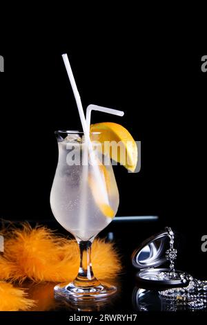 Longdrink gekühlter Cocktail aus Glas und Dekoration auf schwarzem Hintergrund Stockfoto