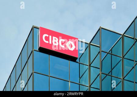 Das Schild der Canadian Imperial Bank of Canada befindet sich im obersten Stockwerk vor einem Gebäude. Stockfoto