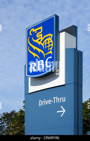 Großes Schild der Royal Bank of Canada vor einer ihrer Filialen. Stockfoto