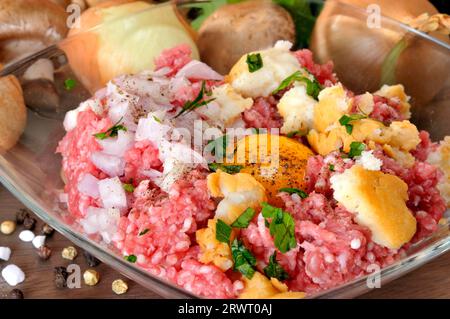 Hackfleisch mit Zutaten Stockfoto