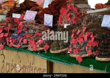 Verschiedene Arten von Hartwurst werden auf einem traditionellen Markt zum Verkauf angeboten Stockfoto