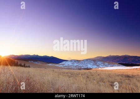 Silbergras, Mt. Fuji, die Yatsugatake Mountains, die südlichen Alpen und der Sonnenaufgang Stockfoto