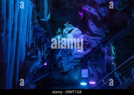 Das Innere der Höhle von Saint Michael im Felsen von Gibraltar. Stockfoto