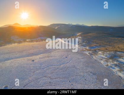 Yatsushimagahara Marschland, Mt. Tateshina, Fuji, Yatsugatake und Sonnenaufgang im Winter Stockfoto