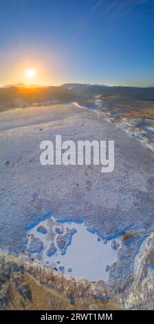 Yatsushimagahara Marschland, Mt. Tateshina, Fuji, Yatsugatake und Sonnenaufgang im Winter Stockfoto