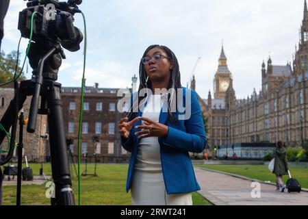 London, England, Großbritannien. September 2023. Staatssekretärin für Wirtschaft und Handel und Ministerin für Frauen und Gleichberechtigung und Präsidentin des Handelsausschusses KEMI BADENOCH wird in Westminster gesehen, während sie auf Frühstücksshows auftritt. (Bild: © Tayfun Salci/ZUMA Press Wire) NUR REDAKTIONELLE VERWENDUNG! Nicht für kommerzielle ZWECKE! Stockfoto