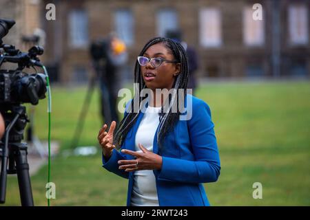 London, England, Großbritannien. September 2023. Staatssekretärin für Wirtschaft und Handel und Ministerin für Frauen und Gleichberechtigung und Präsidentin des Handelsausschusses KEMI BADENOCH wird in Westminster gesehen, während sie auf Frühstücksshows auftritt. (Bild: © Tayfun Salci/ZUMA Press Wire) NUR REDAKTIONELLE VERWENDUNG! Nicht für kommerzielle ZWECKE! Stockfoto