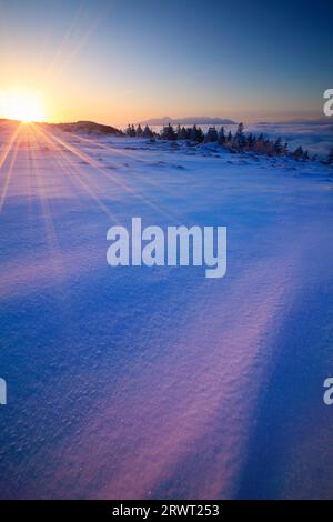 Schneefeld, Sonnenaufgang und Mt. Yatsugatake in der Ferne Stockfoto