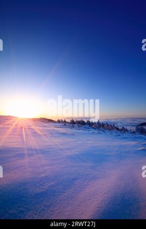 Schneefeld, Sonnenaufgang und Mt. Yatsugatake in der Ferne Stockfoto