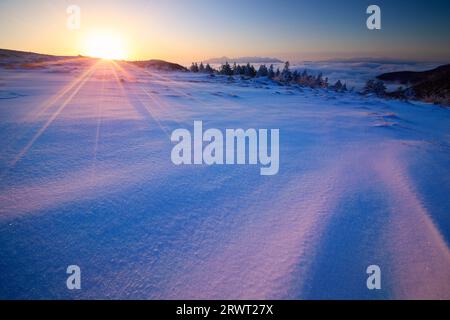 Schneefeld, Sonnenaufgang und Mt. Yatsugatake in der Ferne Stockfoto