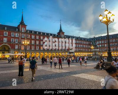 Madrid, Spanien - 4. Juni 2017: Touristen auf der Plaza Mayor. Plaza Mayor, Puerta del Sol Stockfoto