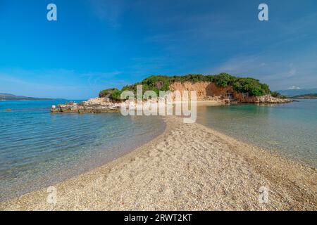 Zwillingsinseln des Ksamil-Archipels zeichnen sich durch ihr üppiges Grün, felsige Landschaften und idyllische Strände mit weichem Sand und Kristall aus Stockfoto