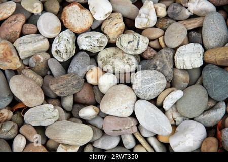 Kieselsteine in verschiedenen Größen und Farben füllen das Format aus Stockfoto