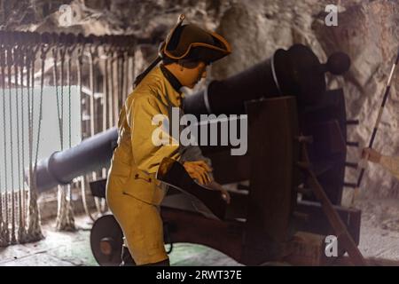 Die Schaufensterpuppen und militärische Ausrüstung in der Festung auf dem Gipfel des Felsens von Gibraltar, Great Siege Tunnels, militärisches Erbe. Felsen von Gibraltar Stockfoto