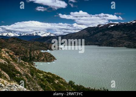 Fantastische Aussicht auf die grasbewachsenen Ebenen rund um einen Fluss im Torres del Paine Nationalpark Stockfoto