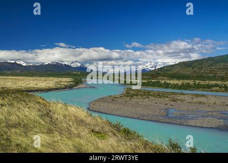 Fantastische Aussicht auf die grasbewachsenen Ebenen rund um einen Fluss im Torres del Paine Nationalpark Stockfoto