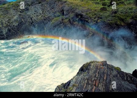 Regenbogen über dem Wasserfall im Torres del Paine in Süd amerikanischen Anden Stockfoto