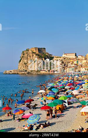 Die Stadt Scilla Calabria Italien. Freizeit am Marina Grande Beach im Sommer und am Ruffo Castle Stockfoto