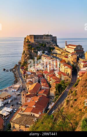 Die Stadt Scilla Calabria Italien. Erhöhter Blick auf die Burg Ruffo bei Sonnenuntergang Stockfoto