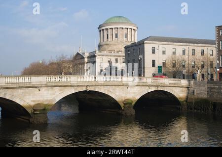 Stadt von Dublin in Irland, O'Donovan Rossa Brücke am Fluss Liffey, Four Courts im Hintergrund Stockfoto