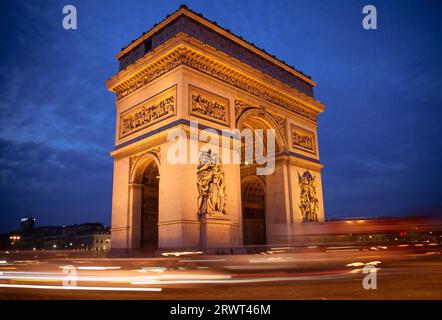 Rush Hour Traffic fährt rund um den Arc de Triomphe in Paris, Frankreich Stockfoto