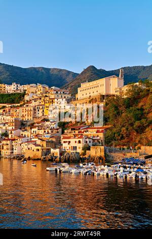 Scilla. Das Fischerdorf Chianalea Calabria Italien bei Sonnenaufgang Stockfoto