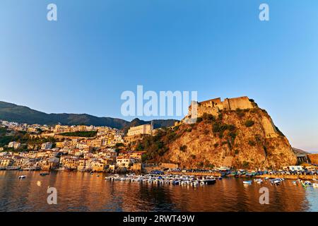 Scilla. Das Fischerdorf Chianalea Calabria Italien bei Sonnenaufgang und die Burg Ruffo hoch auf den Klippen Stockfoto